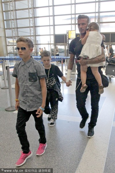 Bốn bố con xuất hiện ở sân bay Los Angeles ngày hôm nay.