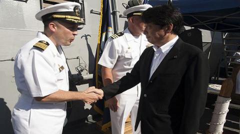 Bộ trưởng Quốc phòng Nhật Bản Itsunori Onodera thăm tàu USS Makin Island