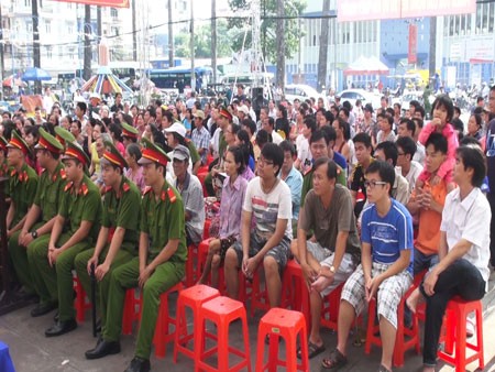 Quang cảnh phiên tòa lưu động tại chung cư Nguyễn Kim. 