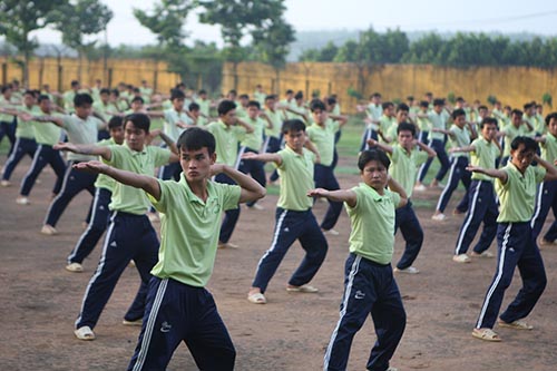 700 học viên đều phải bắt đầu ngày mới bằng bài tập thể dục buổi sáng tập thể.