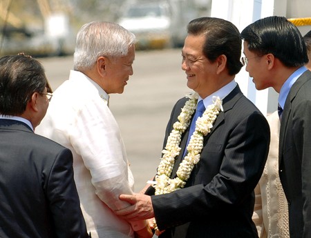 Ngoại trưởng Philippinnes Albert F. Del Rosario ra sân bay Villamor đón  Thủ tướng Nguyễn Tấn Dũng và Đoàn đại biểu của Việt Nam. Ảnh VGP/Nhật  Bắc