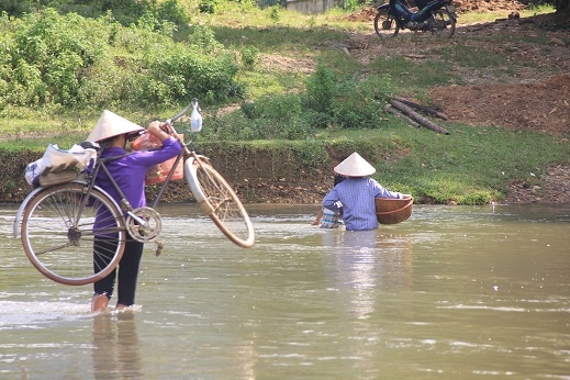 Nơi phụ nữ phải thay 3 cái quần mỗi khi đi chợ - Ảnh 2