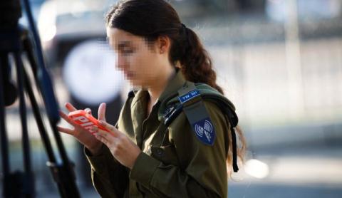 Một nữ binh sỹ Israel sử dụng điện thoại thông minh