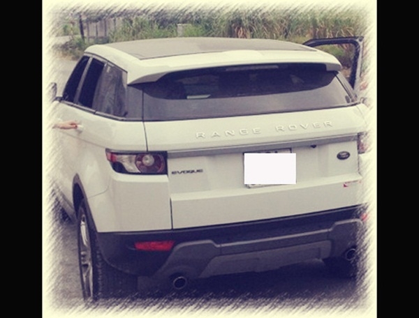 Range Rover Evoque của Tuấn Hưng có màu trắng và  trị giá 4 tỷ đồng.