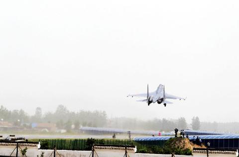 Máy bay chiến đấu Su-37UBK cất cánh thành công 