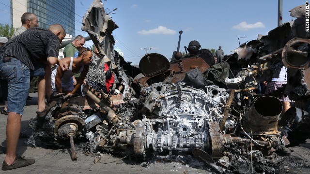 Một chiếc xe quân sự của quân đội Ukraine bị phá hủy tại Donetsk hôm 24/8.