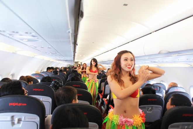 Các tiếp viên VietJet hóa thân thành các thiếu nữ Hawaii xuất hiện bất ngờ trên tàu bay, lắc hông, xoay vòng theo điệu nhạc…