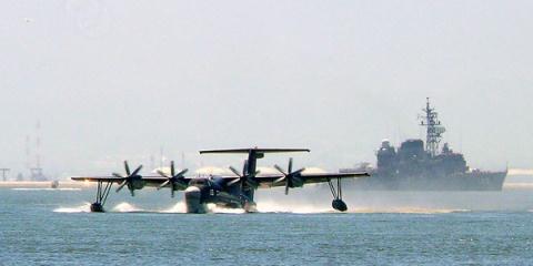 Thủy phi cơ US-2 của Nhật Bản di chuyển trên mặt nước