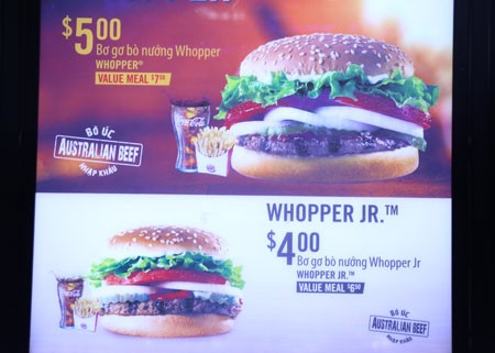 Bảng niêm yết giá tại quầy Burger King - khu cách lý ga đi quốc tế Tân Sơn Nhất.