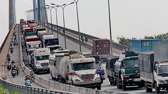 Cả trăm xe tải, xe container lại bị giam trên cầu Phú Mỹ
