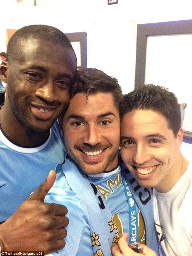 Nasri chia vui với Yaya Toure và Javi Garcia