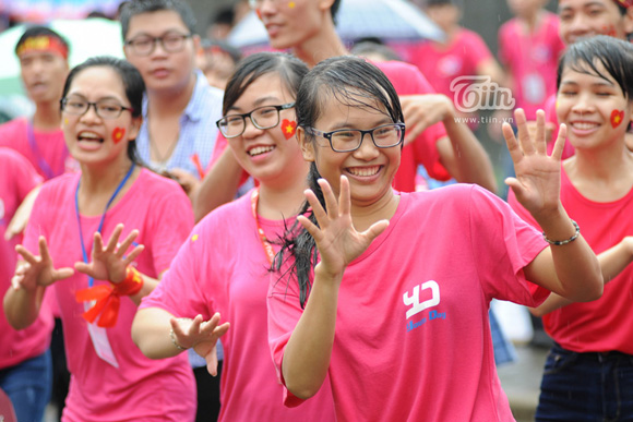 Hình ảnh đẹp của 5000 TNV nhảy flashmob dưới lòng đường Hà Nội