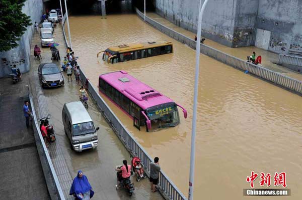 Xe cộ trôi nổi giữa dòng nước.