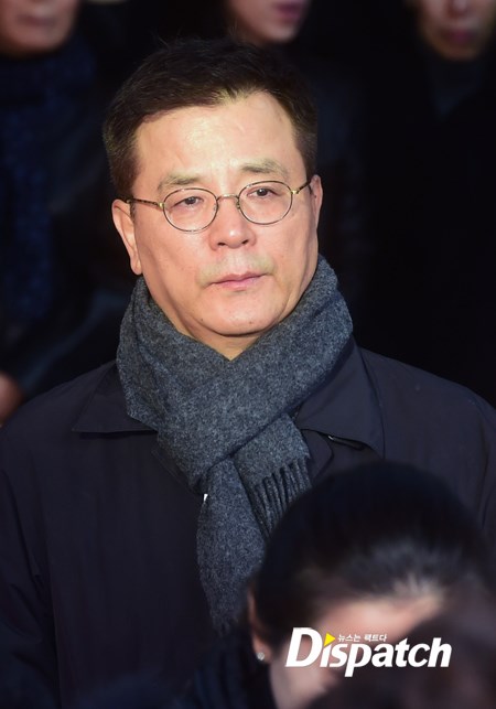 Nam diễn viên kỳ cựu Kim Seon Woo nhòe lệ đưa tiễn người đồng nghiệp thân thiết.
