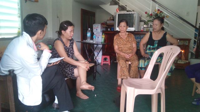 Bà Ph. - mẹ nạn nhân L. (bìa trái) đang trao đổi với phóng viên. (Ảnh: Quang Thành)