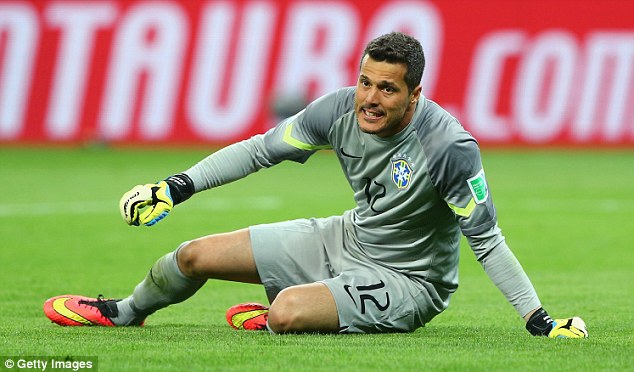 Julio Cesar đau đớn vào nhặt bóng 7 lần trong lưới đêm qua