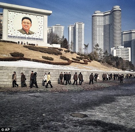Cư dân của Bình Nhưỡng đi bộ bởi một khảm của nhà lãnh đạo quá cố Kim Jong Il trong lễ kỷ niệm lần thứ 2 nếu ông qua đời