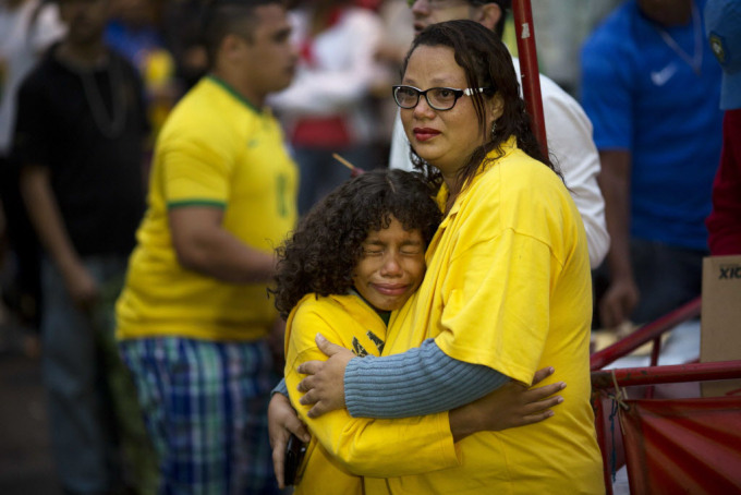 Brazil hâm mộ bóng đá ôm hôn khi họ xem đội bóng của họ thua Đức thông qua một chương trình truyền hình trực tiếp của trận bán kết World Cup ở Sao Paulo, Brazil, Thứ Ba 8 tháng 7, 2014 (AP Photo / Rodrigo Abd) ORG XMIT:. ABD121