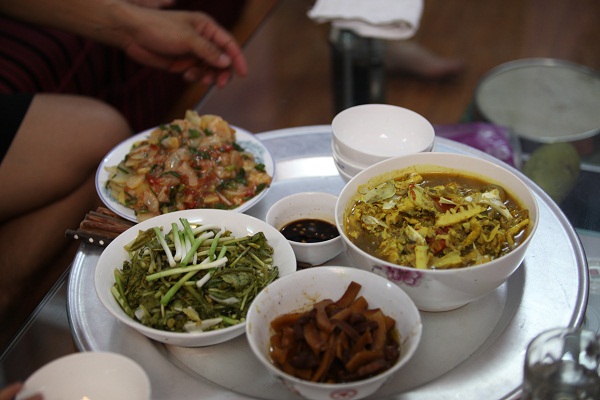 Bữa cơm ấm cúng, anh Hồng Sơn tiếp tục ăn chay trong hôm nay, các món mặn dành cho những thành viên còn lại trong gia đình!