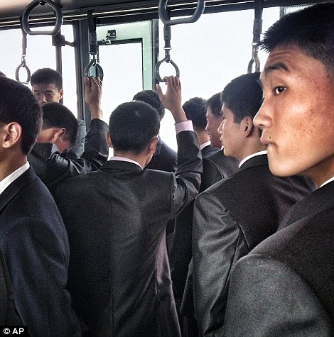 Người Bắc Triều Tiên trên một xe buýt vận chuyển sân bay đầu với chuyến bay của Air Koryo cho Bắc Kinh