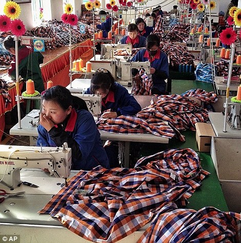 Thợ may của Bắc Triều Tiên làm việc tại các hàng máy may tại Nhà máy dệt Sonbong bên trong đặc khu kinh tế Rason