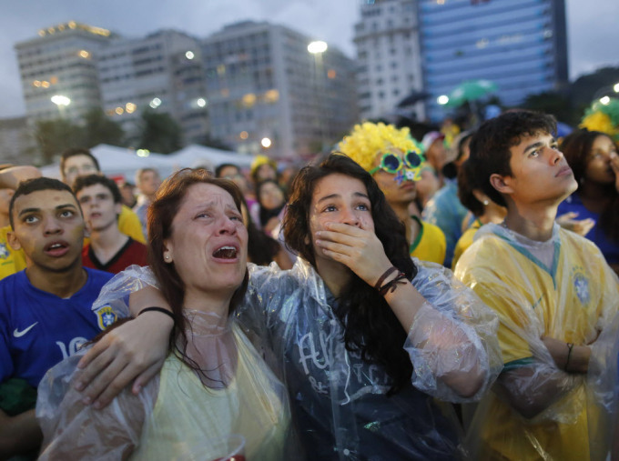 Brazil hâm mộ bóng đá khóc khi họ xem đội bóng của họ chơi một trận bán kết World Cup với Đức trên truyền hình trực tiếp trong khu vực FIFA Fan Fest trên bãi biển Copacabana ở Rio de Janeiro, Brazil, Thứ 3 8 tháng 7, 2014. (AP Photo / Leo Correa ) 