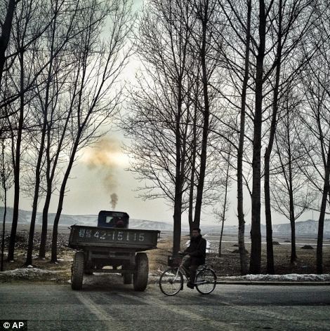Máy kéo, toa xe, và xe đạp ở nông thôn Bắc Triều Tiên