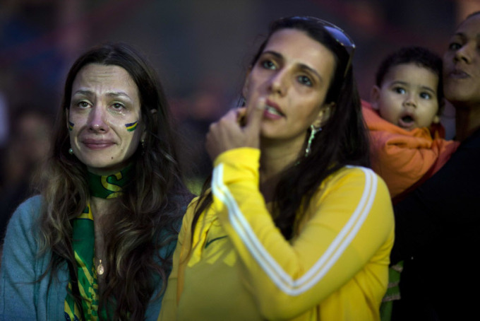 Brazil hâm mộ bóng đá khóc khi họ xem đội bóng của họ chơi Đức trong một trận đấu bán kết World Cup qua truyền hình trực tiếp ở Sao Paulo, Brazil, Thứ Ba 8 tháng 7, năm 2014. (AP Photo / Rodrigo Abd) 