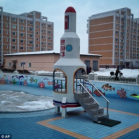 Một bộ sân chơi mầm non, có hình dạng như các tên lửa của Bắc Triều Tiên Unha gần Bình Nhưỡng