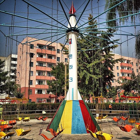 Một swing công viên thực hiện để trông giống như Bắc Triều Tiên Unha-3 tên lửa, đứng trong một công viên ở Bình Nhưỡng.  Bắc Triều Tiên đã phóng thành công tên lửa Unha-3 của họ trong năm 2012