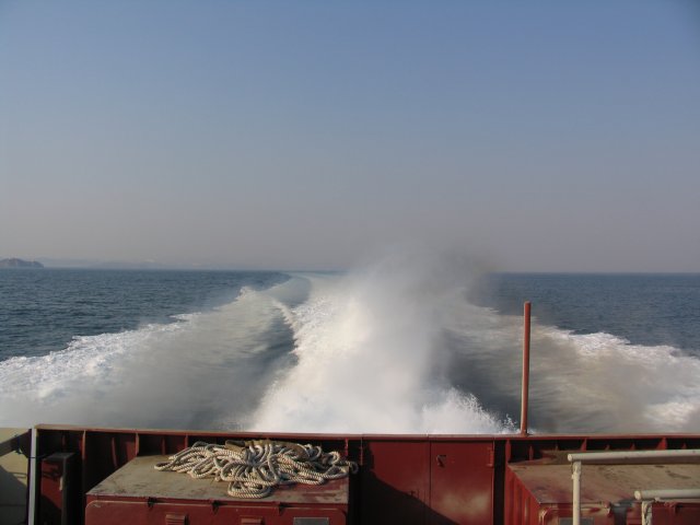 Bọt nước trắng xóa được tạo ra khi tàu lớp Dyugon chạy với tốc độ tối đa.