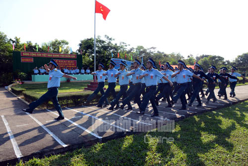 Duyệt đội ngũ tại lễ khai mạc.