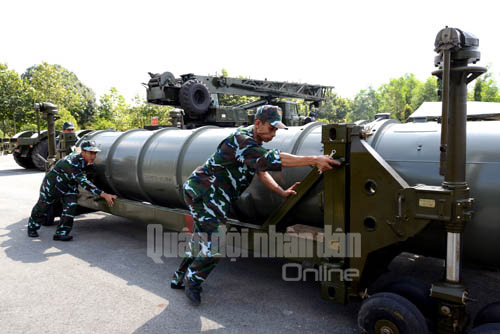 Thực hành chuyển đạn tên lửa.