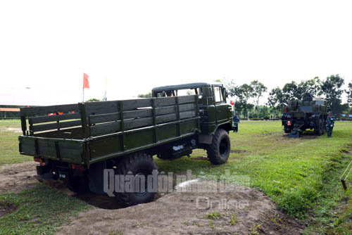 Kíp cứu kéo Trung đoàn tên lửa 64 thực hành kéo xe bị sa lầy.