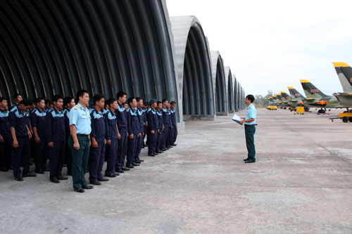 Cán bộ, nhân viên ngành kỹ thuật hàng không nhận nhiệm vụ trước ban bay.