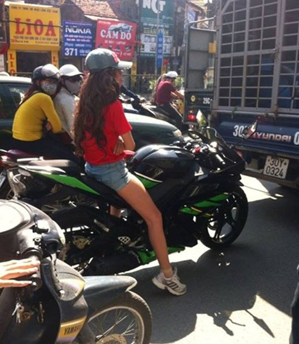 1 số hình ảnh thiếu nữ Việt cưỡi xe phân khối lớn trên đường từng gây xôn xao cộng đồng mạng