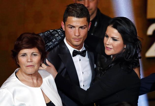 Trong khi mẹ và chị luôn ở bên Cris Ronaldo