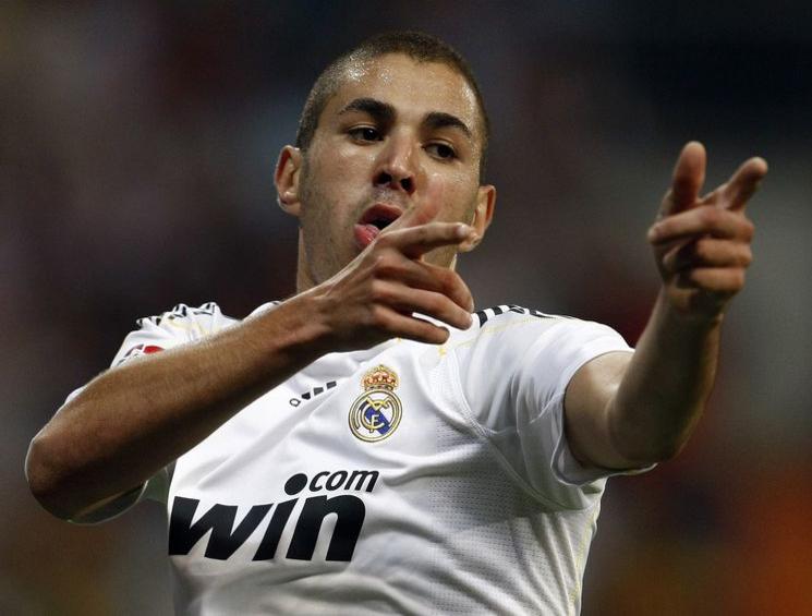 Benzema cũng không qua ải mỹ nhân