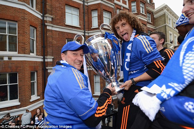 David Luiz ăn mừng chức vô địch Champions League với Chelsea
