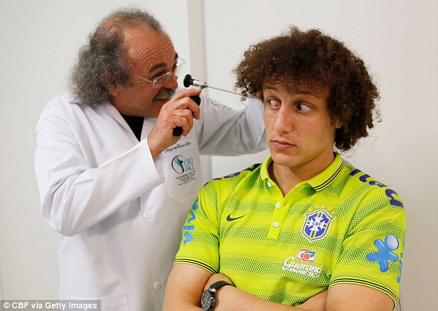 Các bác sĩ kiểm tra kĩ lưỡng cho David Luiz