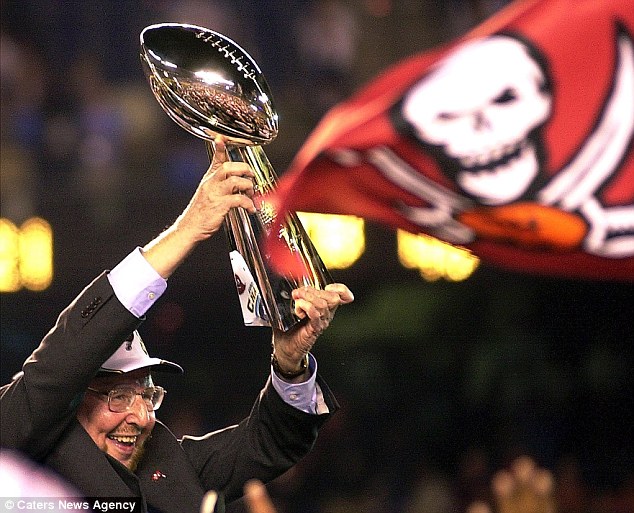 Malcolm Glazer nâng cao chiếc cúp Vince Lombardi mà Tampa Bay Buccaneers đoạt được năm 2003