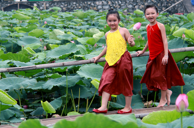 Không cần phải tạo dáng, Gia Hân và Trang Linh vẫn vô cùng đáng yêu