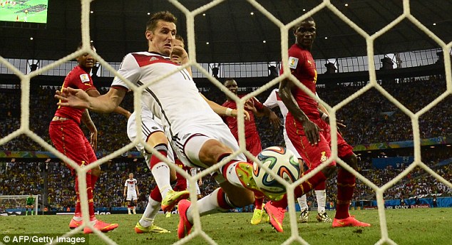 Bàn thắng của Klose giúp anh san bằng kỉ lục ghi bàn tại World Cup của Ronaldo béo đồng thời mở ra những toan tính cho Đức
