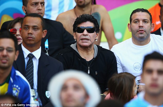 Maradona cho rằng FIFA đã thiếu tôn trọng Costa Rica khi bắt ĐT này đưa ra tới 7 cầu thủ để kiểm tra doping. Ngoài ra Cậu bé vàng cho rằng nếu muốn kiểm tra Costa Rica sau trận thắng Italia thì cũng nên kiểm tra cả các cầu thủ đối phương