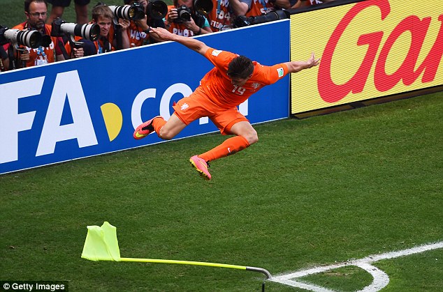 Klaas-Jan Huntelaar phấn khích ăn mừng bằng cách đá vào cột cờ góc sân