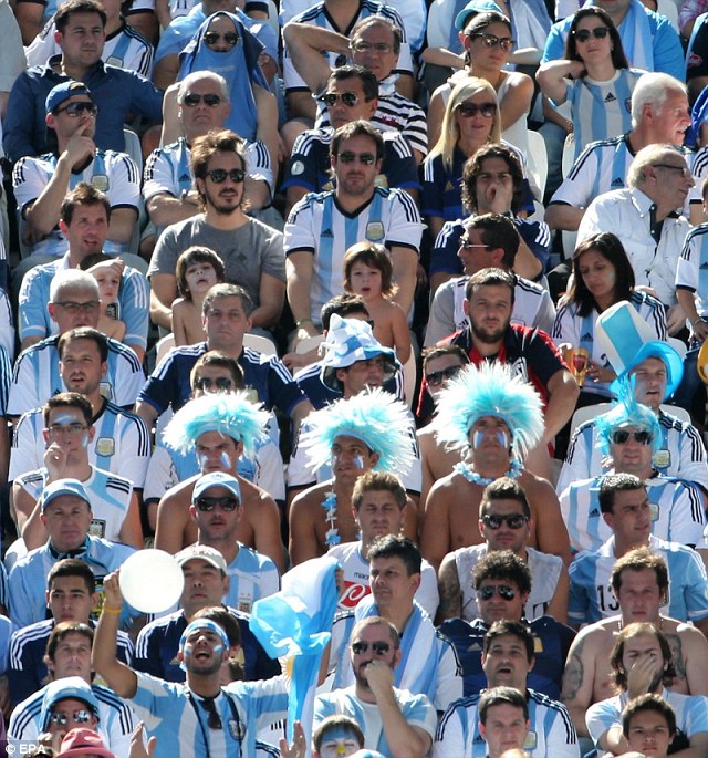 Fan Argentina tới sân cổ vũ đông hơn hẳn