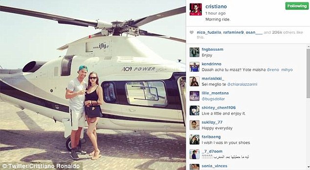 Trước khi dưỡng da bằng bùn thì vào sáng sớm, Cris Ronaldo đã dạo mát với Irina trên trực thăng