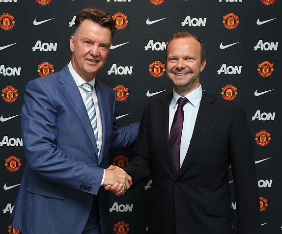 Van Gaal bắt tay Phó chủ tịch Man United - Ed Woodward