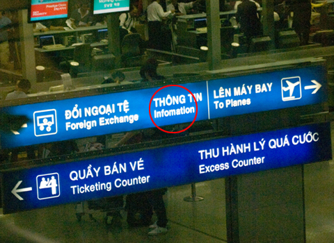 Một biển chỉ đường ở sân bay Tân Sơn Nhất đã viết chữ information thành infomation, thiếu chữ r