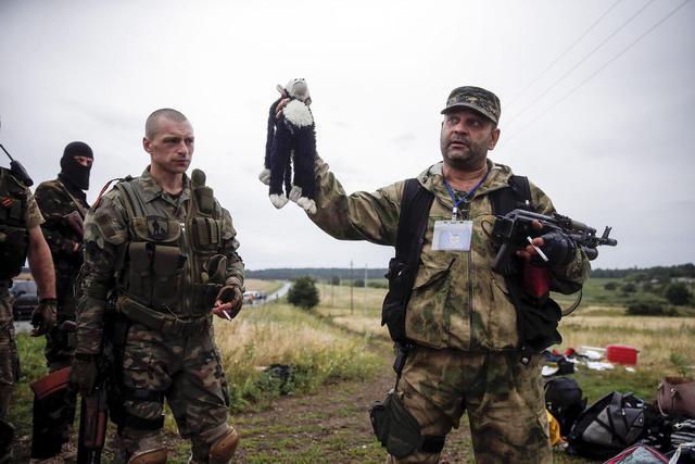 Một tay súng ly khai Ukraine cần con khỉ bằng bông tại hiện trường MH17